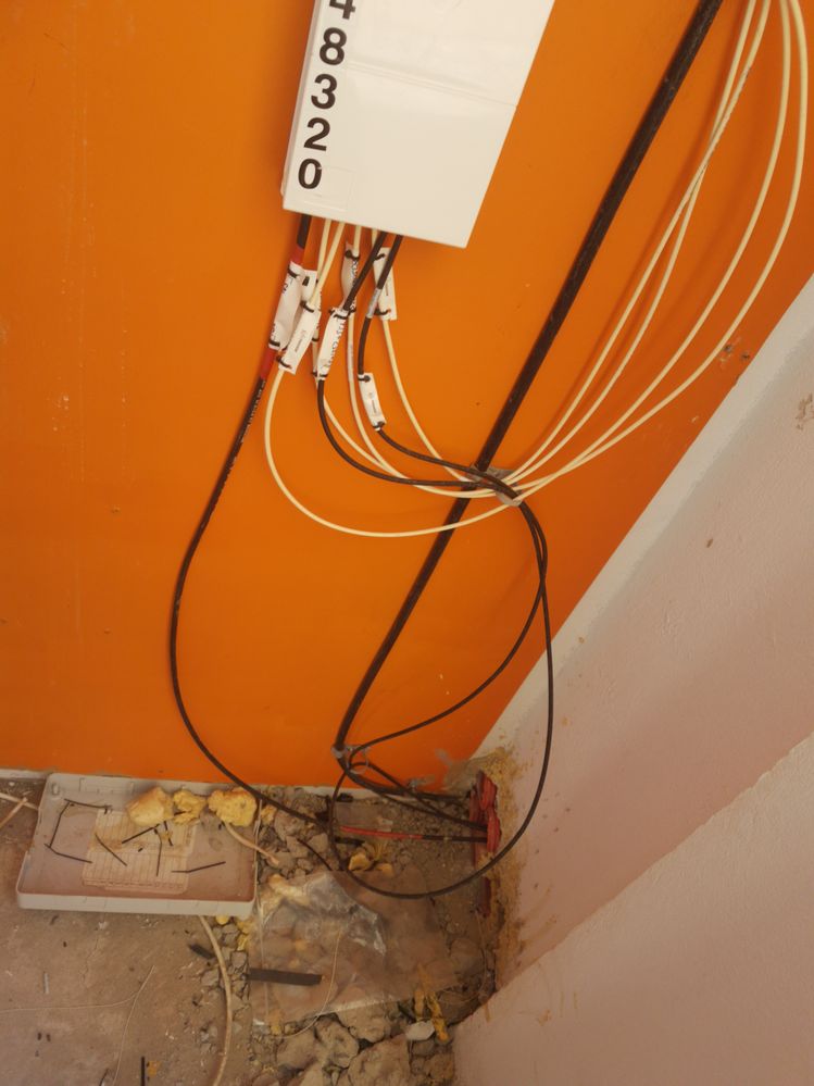 Salida de cables negros a la arqueta de acera.jpg