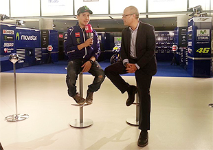 Jorge Lorenzo, entrevistado por Ernest Riveras en la presentación del Movistar Yamaha